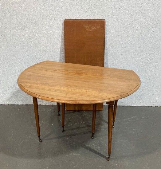 TABLE de salle à manger en bois naturel, reposant sur six pieds H.: 70.5 cm...