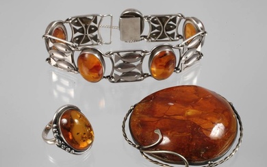 Trois pièces de bijoux en ambre 2ème moitié du 20ème siècle, bracelet et bague en...