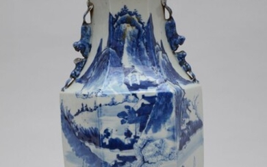 Un vase hexagonal en porcelaine de Chine bleu blanc (H 44cm) (*)