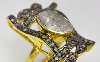 Une spectaculaire bague ancienne en argent et en or avec un gros diamant naturel de...