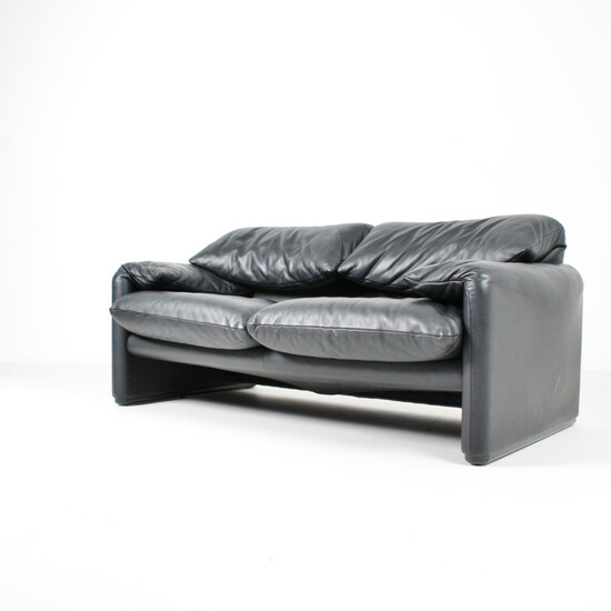 VICO MAGISTRETTI. Leather lounge 2-seater sofa model "675 - Maralunga" for CASSINA, Italy.
