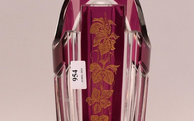 Val Saint-Lambert Vase en cristal doublé et taillé mauve et décor à l’or. Hauteur :...