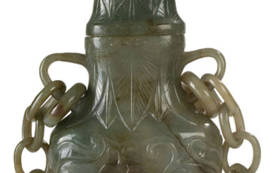 Vase couvert en jade, Chine, corps orné de rinceaux de fleurs et pétales, deux anses à anneau libre et chaîne composée d'anneaux libres
