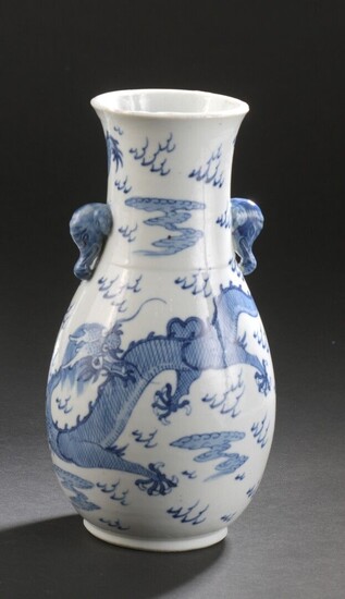 Vase en porcelaine bleu blanc Chine, début... - Lot 54 - Daguerre
