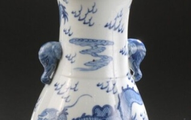 Vase en porcelaine bleu blanc Chine, début du XXe siècle Balustre, à décor de deux...