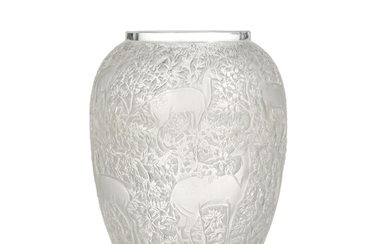Vase en verre soufflé-moulé signé R Lalique, modèle Biches, h. 16,5 cmIn: MARCILHAC, n°1082, p.456