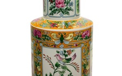 Vaso cinese in porcellana raffigurante scene di genere e motivi floreali,...