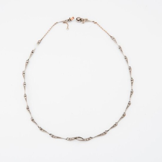 White gold necklace (750) with long articulated links punctuated with rose-cut diamonds in closed setting.