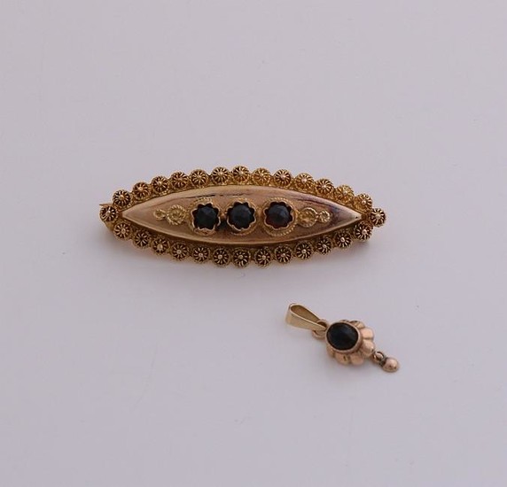 Yellow gold brooch and pendant, 585/000, with garnet. A