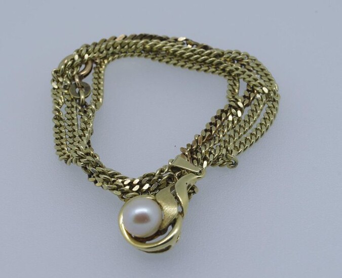 Yellow gold necklace, 14 krt, l. 46 cm, set with gold pendant (set with pearl), 14 krt, appr. 12.25 grams, l. 3 cm.
