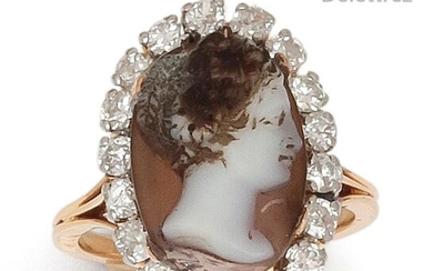 Yellow gold ring set with a cameo on agate representing the profile of a woman in a ring of brilliant-cut diamonds. Tour of doigt : 54. P. Brut : 8.3 g.