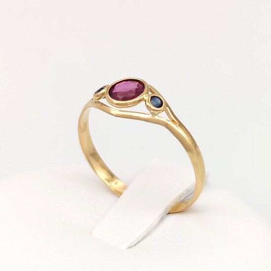 18 kt yellow gold ring with 0.35 ct ruby