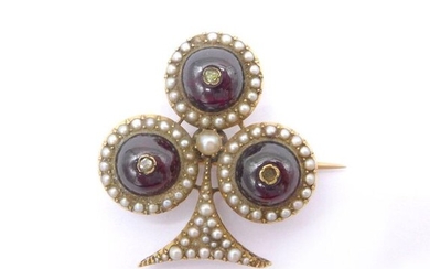 18K yellow gold brooch decorated with three garnet cabochons and a multitude of probably fine white pearls (untested). Dimensions: 3 x 3.2 cm. Gross weight : 11.82 gr. A garnet, pearl and gold brooch.