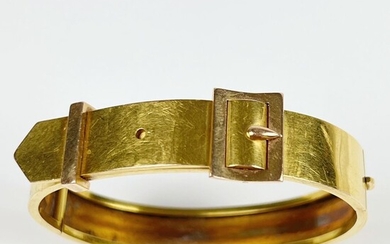1940. BRACELET rigide ouvrant en or jaune 750°/°° à motif d’une ceinture. Ø.5.8cm. PB.17,95grs.