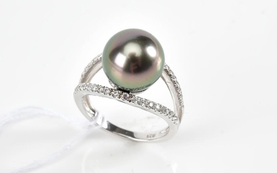 A TAHITIAN PEARL AND WHITE STONE DRESS RING IN STERLING SILVER, SIZE N