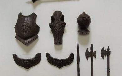 Douze éléments de panoplie de chevalier miniature …