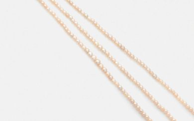 NATURAL PEARL NECKLACE A three lines of gratuated...