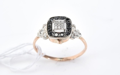 A BLACK AND WHITE DIAMOND RING IN 14CT TWO TONE GOLD, SIZE P-Q