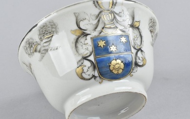 A CHINESE ARMORIAL BOWL PROBABLY FOR THE DUTCH MARKET - Porcelain - China - Yongzheng (1723-1735)