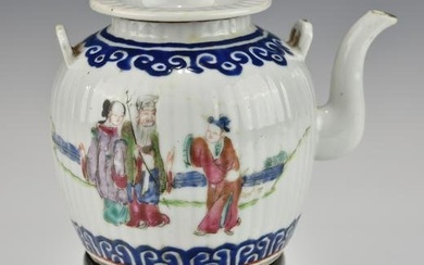 A CHINESE QING DYNASTY FAMILLE ROSE PORCELAIN TEAPOT
