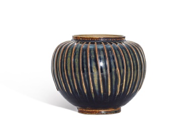 A Cizhou black-glazed ribbed jar, Northern Song dynasty 北宋 磁州窰黑釉堆線紋小罐