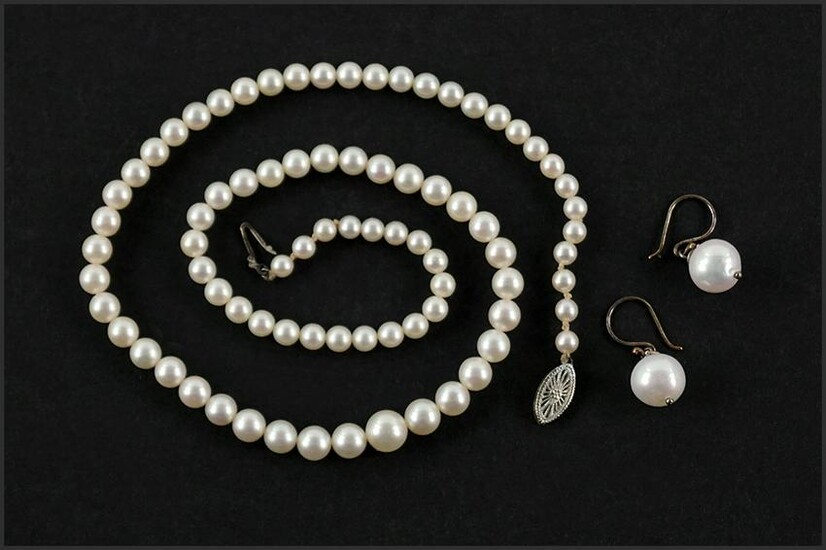 A Cultured Pearl Necklace.