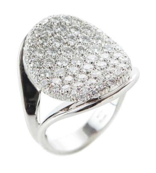 A DIAMOND DRESS RING IN 18CT WHITE GOLD, TOTAL DIAMOND WEIGHT 3CTS, SIZE N, 12.2GMS