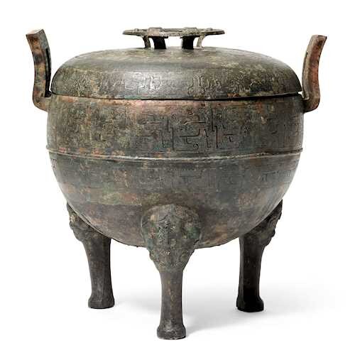 A FINE "DING" TYPE BRONZE VESSEL AND COVER.
