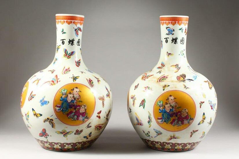 A LARGE PAIR OF CHINESE PORCELAIN BULBOUS VASES