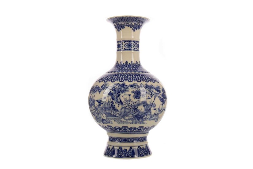 A LATE 20TH CENTURY CHINESE BLUE AND WHITE VASE