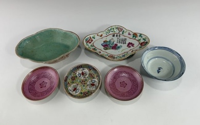 A LOT OF ANTIQUE CHINESE PORCELAIN FRUIT BOWLS, SMALL DISHES AND A BOWL