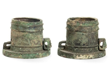 A PAIR OF BRONZE AXLE CAPS AND PINS, DOU China, Eastern
