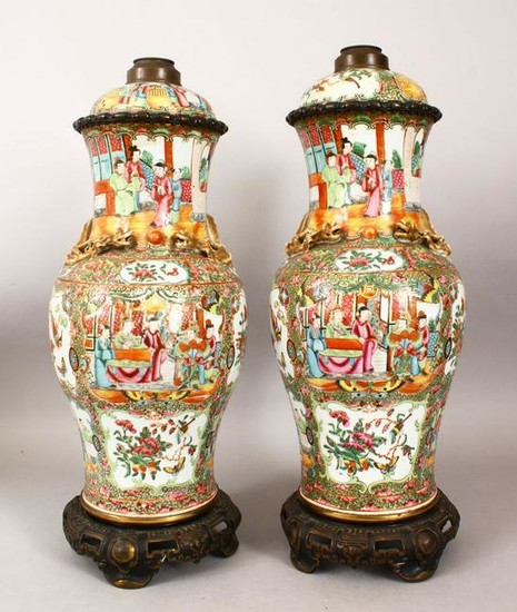 A PAIR OF CHINESE 19TH CENTURY CANTON PORCELAIN VASES /