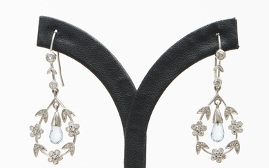 A PAIR OF EDWARDIAN STYLE BLUE TOPAZ AND DIAMOND DROP EARRINGS IN 18CT WHITE GOLD, TO SHEPHERD HOOK FITTINGS, LENGTH 55MM, 7GMS