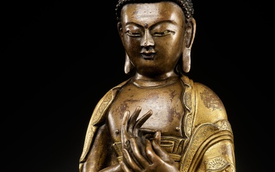 A PARCEL-GILT BRONZE FIGURE OF SHAKYAMUNI BUDDHA, 17TH-18TH CENTURY