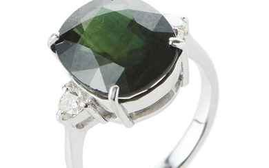 A SAPPHIRE AND DIAMOND RING IN 18CT WHITE GOLD, CENTRALLY SET WITH A CUSHION CUT GREEN SAPPHIRE OF 9.15CTS, SHOULDERED BY ROUND BRIL...