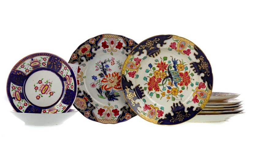 A SET OF FIVE EARLY 20TH CENTURY ENGLISH PORCELAIN DINING PLATES, ALONG WITH FURTHER DINNER WARE