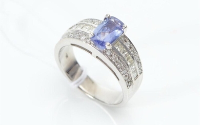 A TANZANITE AND DIAMOND DRESS RING IN 18CT WHITE GOLD, SIZE M, 6.8GMS