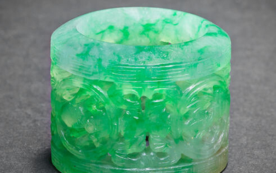 A VERY FINE AND RARE JADEITE RETICULATED THUMB RING