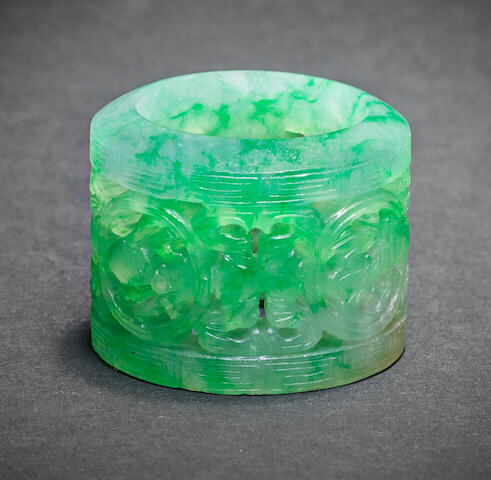 A VERY FINE AND RARE JADEITE RETICULATED THUMB RING
