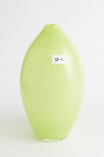 A VINTAGE CHARTREUSE OPALESCENT CASED GLASS VASE WITH CONTROL AIR BUBBLES H.25CM, LEONARD JOEL LOCAL DELIVERY SIZE: SMALL
