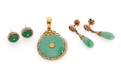 SOLD. A jade jewellery set of 14k and 18k gold comprising a pendant, a pair of ear studs and a pair of ear pendants each set with jade. (5) – Bruun Rasmussen Auctioneers of Fine Art