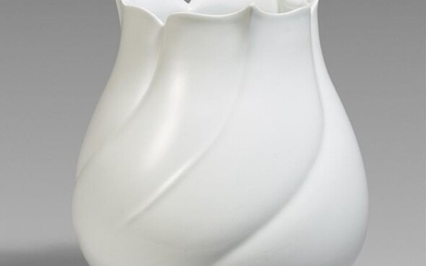 A large flower-shaped vase, by Nishiyama Shôsaku (born 1974). 1995...