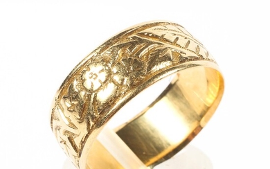 A late 19th century/early 20th century 18ct gold wedding band with highly engraved foliate