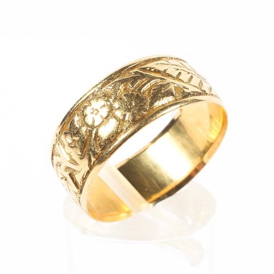 A late 19th century/early 20th century 18ct gold wedding band with highly engraved foliate