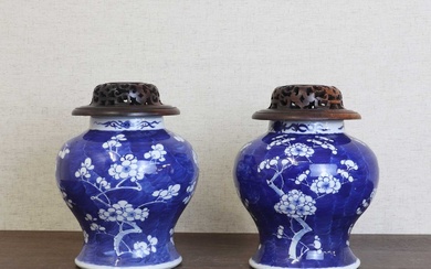 A pair of Chinese blue and white jars