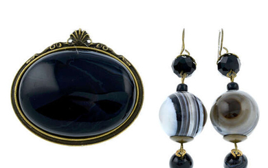 A pair of agate drop earrings, cufflinks and shirt studs, and an agate brooch.