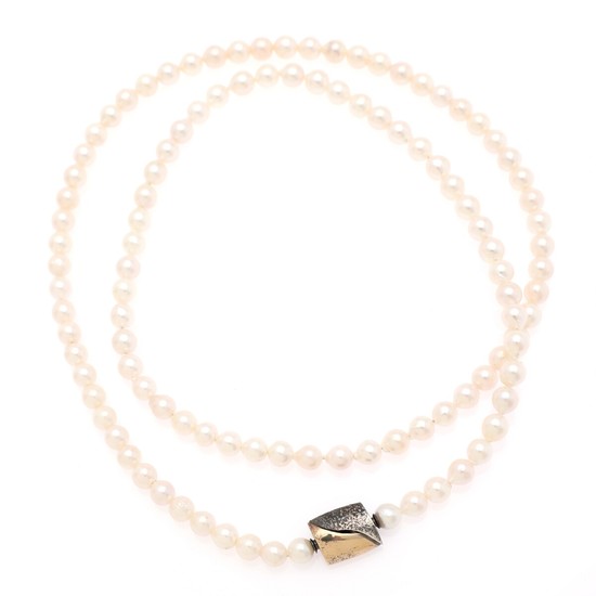 A pearl necklace set with numerous cultured pearls and a clasp of partly gilded sterling silver. Pearl diam. app. 7 mm. L. incl. clasp app. 83.5 cm. (2)