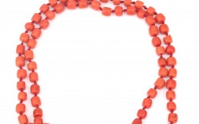 A precious coral bead necklace to a 14 karat gold clasp. Gross weight: 57.6 g.