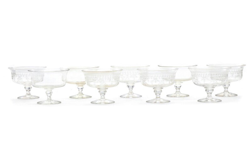 A set of nine crystal dessert bowls on foot, engraved with flowers. 20th century. H. 8. Diam. 10 cm. (9)